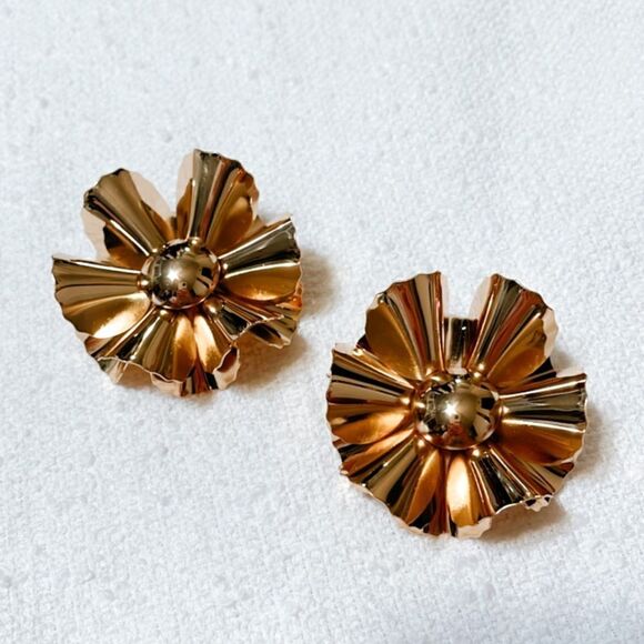 Gold flower statement earrings M228 - Picture 3 of 5